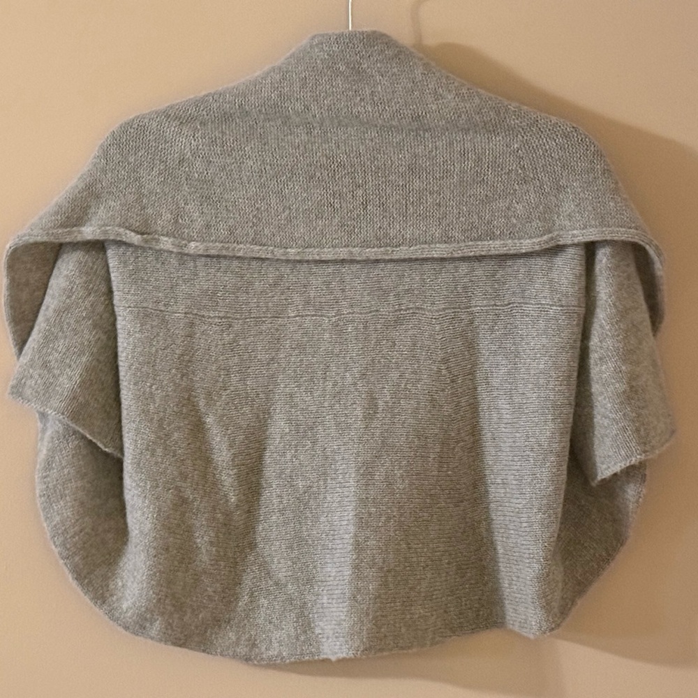 Neiman Marcus 100% Cashmere Gray Shrug, Sweater, or Cardigan - Picture 2 of 3